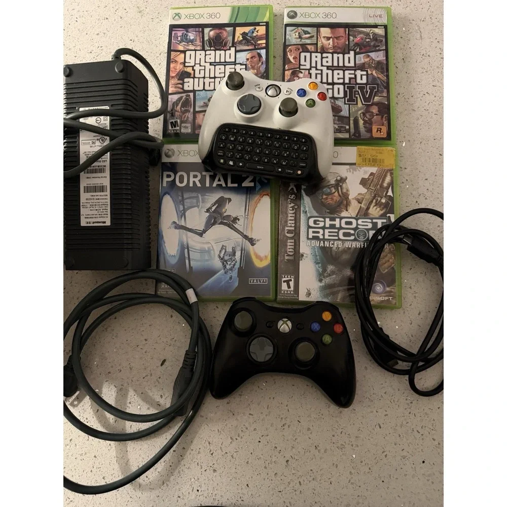 Microsoft Xbox 360 ,2 Controllers ,cables‎ HDMI Cable ,4 Games